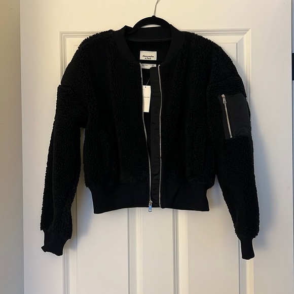 Abercrombie Women’s Sherpa Bomber - NWT (sold out online) - Picture 1 of 8